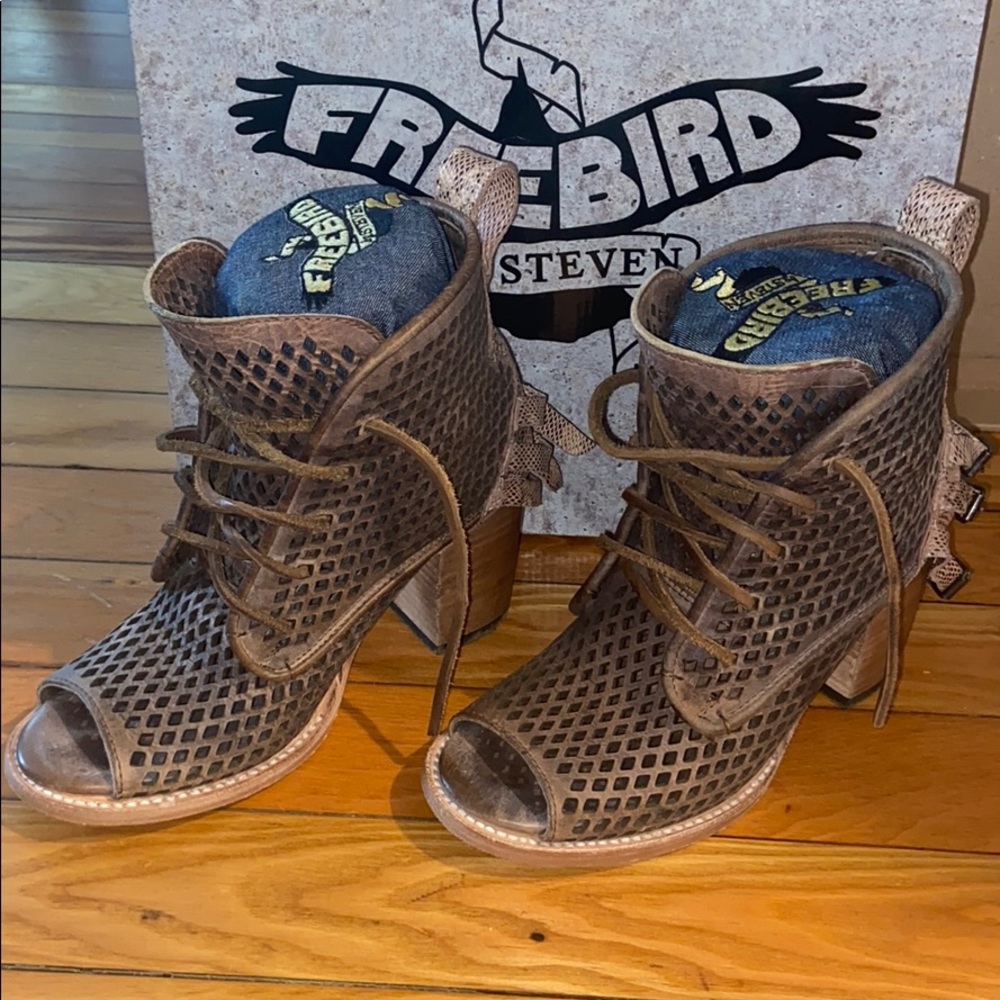 Women’s “Benni” freebirds
